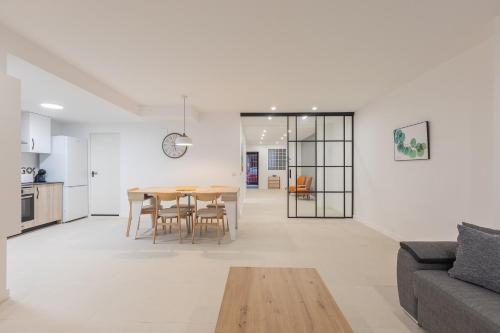 a living room and kitchen with a table and chairs at Amplio Apartamento Cerca Centro Histórico y Turia 5pax 2 Bath in Valencia