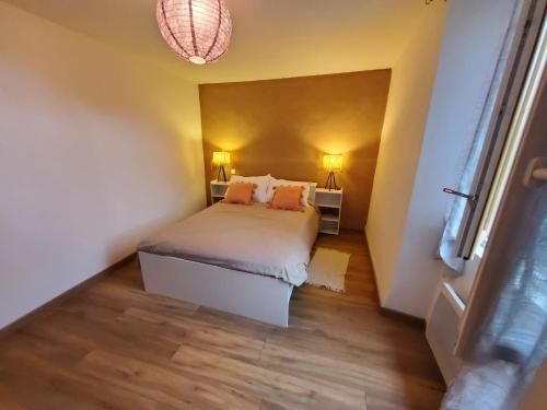 Ένα ή περισσότερα κρεβάτια σε δωμάτιο στο appartement hôtes entier Millau Compeyre