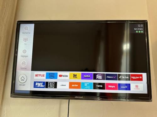 a flat screen tv hanging on a wall at Appartement avec terrasse proche Cassis in Carnoux