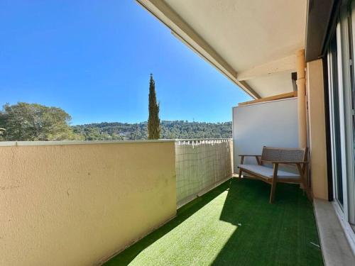 a bench sitting on a balcony with a window at Appartement avec terrasse proche Cassis in Carnoux