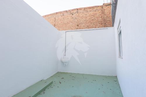 an empty room with a brick wall and a window at Amplio Apartamento Cerca Centro Histórico y Turia 5pax 2 Bath in Valencia