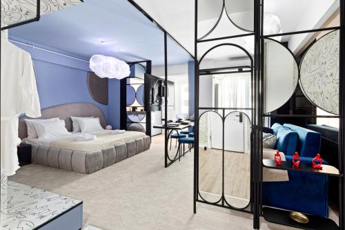 une chambre avec un lit king size et un bureau dans l'établissement 5 Senses by Jorge - Infinity Pool & Spa Resort, à Mamaia Nord – Năvodari