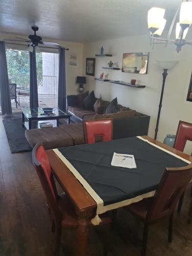 Gallery image of Lakeside Lake Biltmore Village Condo in Phoenix
