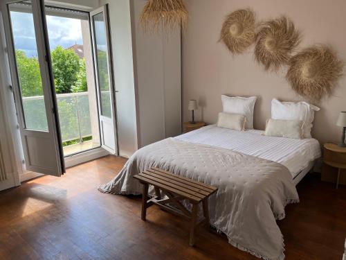 sypialnia z dużym łóżkiem i oknem w obiekcie Chez Louisa-Maria w mieście Dijon