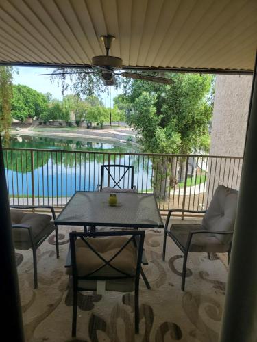Gallery image of Lakeside Lake Biltmore Village Condo in Phoenix