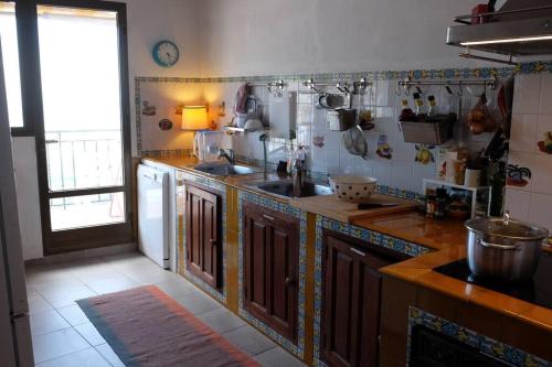 Η κουζίνα ή μικρή κουζίνα στο 4br Andalusian penthouse w pool & spectacular view