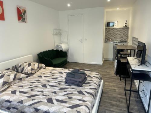 une chambre avec un lit avec un sac dessus dans l'établissement Estrella, à Savigny-sur-Orge