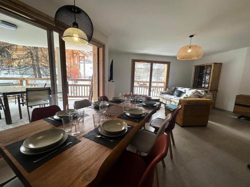 une salle à manger avec une table et des chaises en bois dans l'établissement Résidence Le Solea - NOUVEAU, APPARTEMENT CHALEUREUX SPA ET SAUNA MAE-5871, à Vars