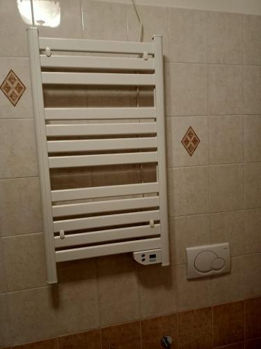 a metal towel rack in a shower in a bathroom at B&B Bourg in Donnas