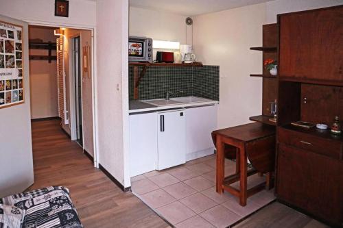 une cuisine avec un évier et un plan de travail dans l'établissement Résidence La Mazeliere - 26 MAZELIERE LES ORRES 1650 MAE-3644, à Le Mélézet