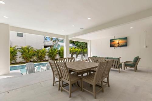 a dining room with a table and chairs and a pool at Jade House at The Gemma in Clearwater Beach