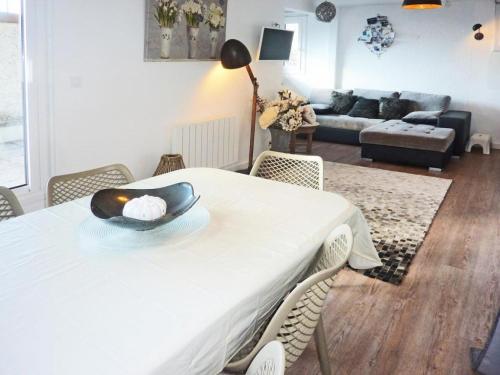 un salon avec une table et un canapé dans l'établissement Résidence La Mazeliere - Appartement pour 8 personnes entièrement rénové MAE-3694, à Le Mélézet