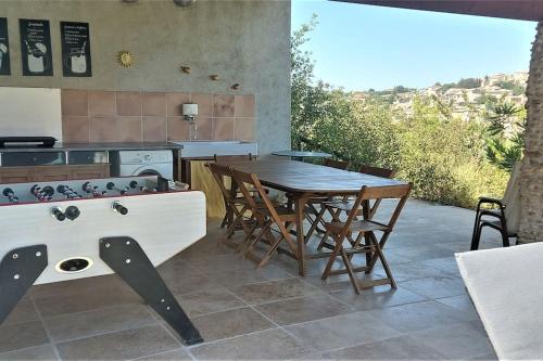 une cuisine avec une table en bois et une table et des chaises dans l'établissement Villa les Lauriers, à Valensole