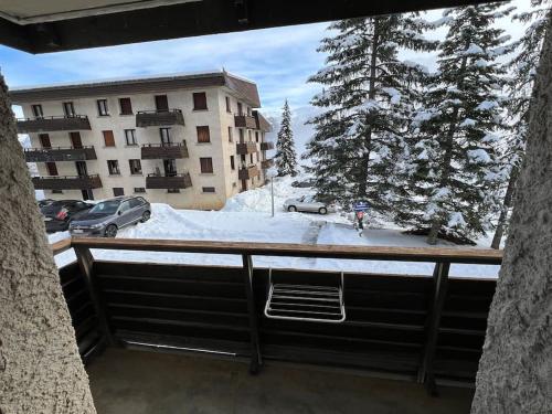 - un balcon avec vue sur la neige au sol dans l'établissement Praloup 1500 Appart 4 couchages, à Uvernet