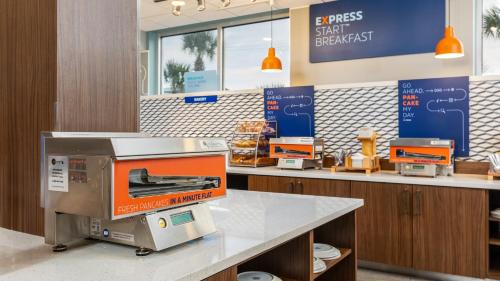 Holiday Inn Express & Suites Panama City Beach - Beachfront by IHG photo 54