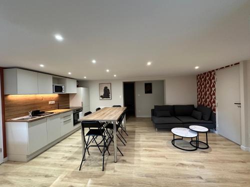 une cuisine et un salon avec une table et un canapé dans l'établissement Villa Schmitt, à Sélestat