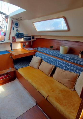 un bateau avec deux sièges à l'arrière du bateau dans l'établissement Oasis 2, à Saint-Raphaël