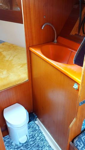 une petite salle de bain avec toilettes et lavabo dans l'établissement Oasis 2, à Saint-Raphaël