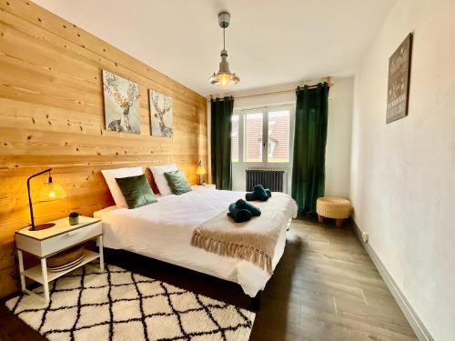 une chambre avec un lit, une table et une fenêtre dans l'établissement Epicea, bel appartement avec balcon au centre ville, à Gérardmer