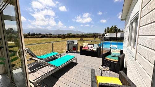 une terrasse avec des chaises et un barbecue sur une maison dans l'établissement Le Mas Del Cargol, à Palau-del-Vidre