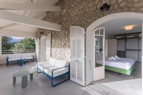 - une chambre avec deux lits, un canapé et une table dans l'établissement Villa GALET, à Saint-Paul-de-Vence