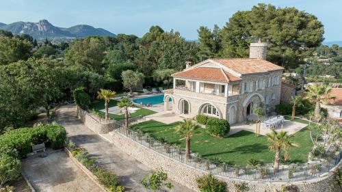 une vue aérienne d'une maison avec piscine dans l'établissement Villa GALET, à Saint-Paul-de-Vence