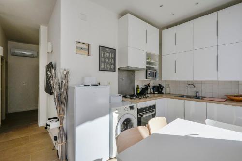 Chic And Modern Apt 5 Min From The Beach