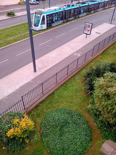un bus circulant sur une route avec un panneau sur le côté dans l'établissement Appartement à 10mn de paris, à Vitry-sur-Seine
