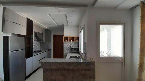 kuchnia z blatem i oknem w obiekcie Appartement Kelibia w mieście Kelibia