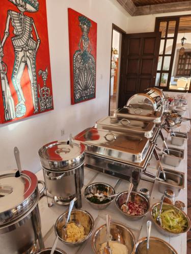 una linea a buffet con molte pentole e padelle di cibo di Tres Fuentes Dickinson Hotel Boutique a San Miguel de Allende