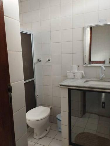 ein Badezimmer mit Toilette, Waschbecken und Spiegel in der Unterkunft Casa de Vó in Campina Grande