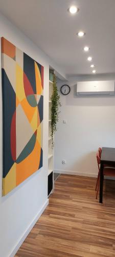 a room with a large painting on the wall at Rumia Cichy Zaułek 4 in Rumia