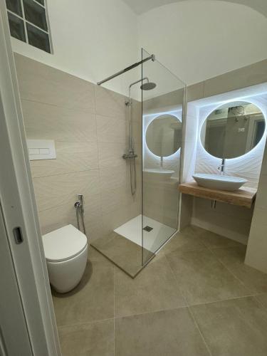 a bathroom with a toilet and a sink at Les Petites Maisons in Rodi Garganico