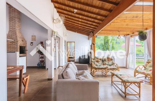 a living room with a couch and chairs at Chácara Mig&Vá in Itupeva