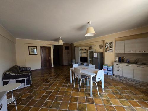 A kitchen or kitchenette at Casa La Ferula apt2 vicino al mare e Taormina con balcone