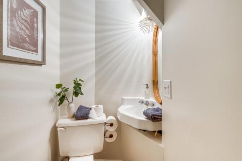 Un baño de The Round House - Treetop North Carolina Cabin!