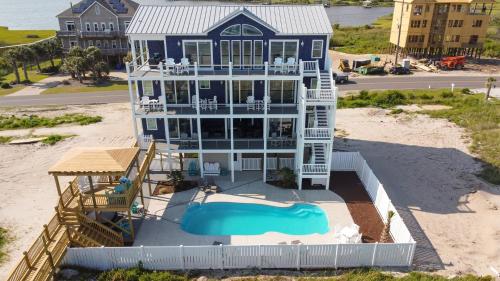 een luchtzicht op een huis op het strand bij Geaux Big in North Topsail Beach