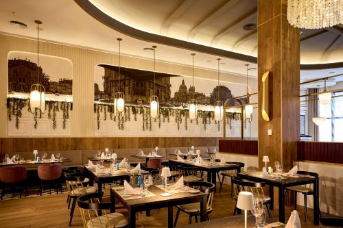 Ein Restaurant oder anderes Speiselokal in der Unterkunft Riu Palace Aquarelle - All Inclusive 