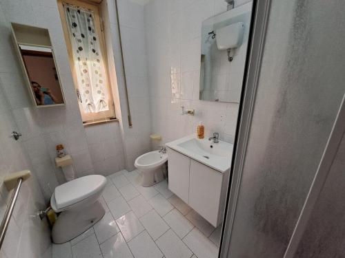 メータにあるCasa Vacanza RosaMatildeのトイレと洗面台を備えた白いバスルーム