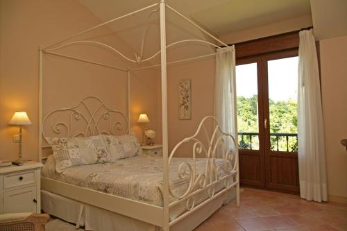Hotel Rural Arpa de Hierbaにあるベッド