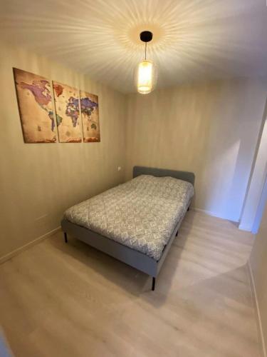 une chambre avec un lit dans une pièce avec un plafond dans l'établissement Résidence Tozza Alta - Magnifique T2 rez de villa vue Montagnes et maquis proche de la mer MAE-2614, à Sari-Solenzara