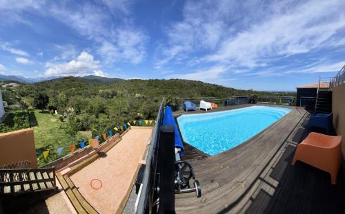 - une vue sur la piscine depuis la terrasse dans l'établissement Résidence Tozza Alta - Maison de prestige 10 couchages vue Mer et Montagnes Corse du Sud MAE-2624, à Sari-Solenzara