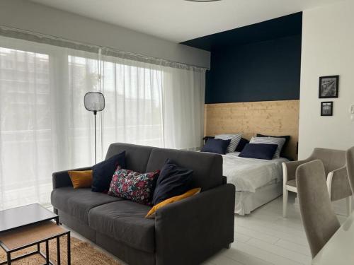 un salon avec un canapé et un lit dans l'établissement High class Apartment Paris 15, à Paris