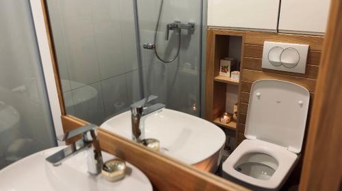 Phòng tắm tại Waterfall Glamping Cabin