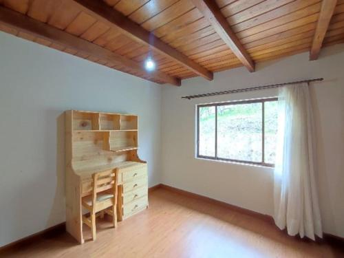 an empty room with a desk and a window at Residencia en Paute Azuay in Paute