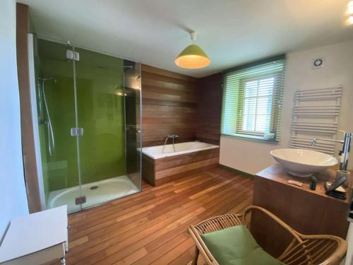 une salle de bain avec une baignoire, un lavabo et une douche dans l'établissement Résidence V50-perros Guirec - Villa vue mer sur le port de Ploumanac'h MAE-4134, à Perros-Guirec
