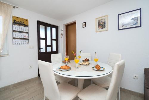 Makanan di atau berdekatan apartmen