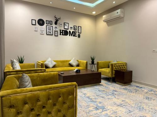Area tempat duduk di شقة ارضية بمدخل مستقل غرفة وصالة النرجس 2