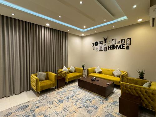 Area tempat duduk di شقة ارضية بمدخل مستقل غرفة وصالة النرجس 2