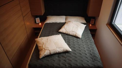 Giường trong phòng chung tại Waterfall Glamping Cabin